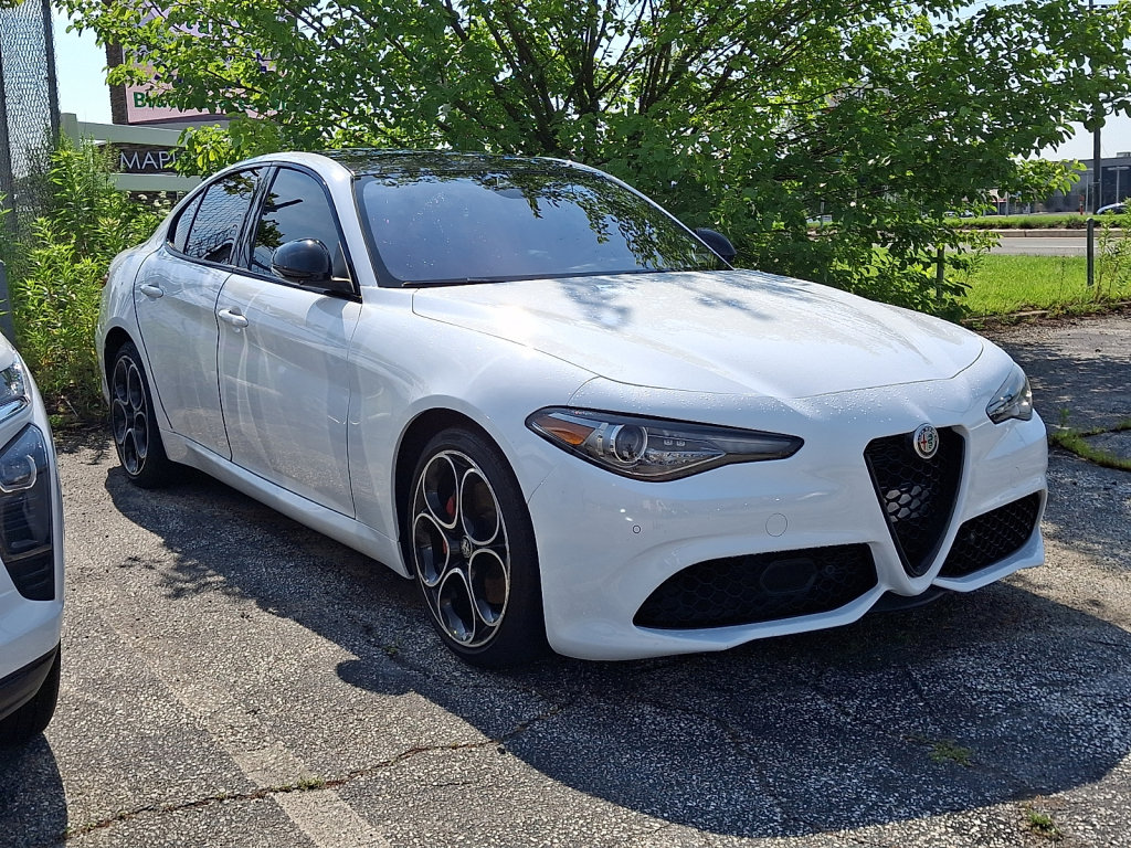 Used 2023 Alfa Romeo Giulia Veloce AWD/4WD image 3