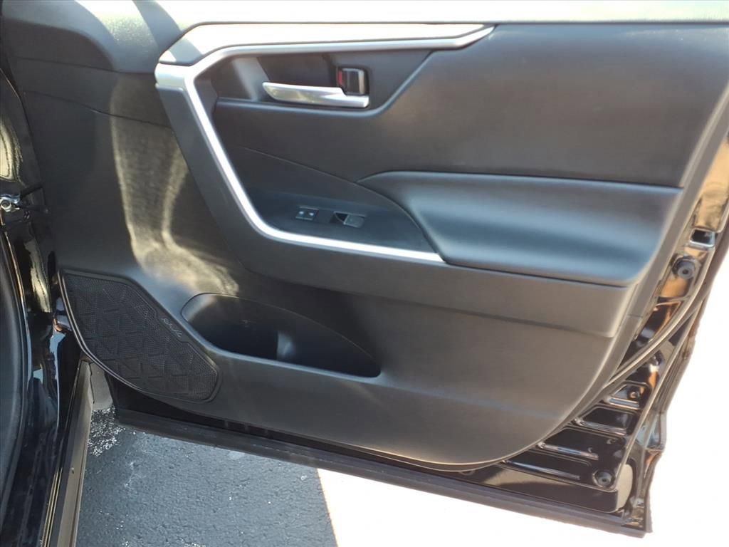 Used 2022 Toyota RAV4 XLE FWD image 19