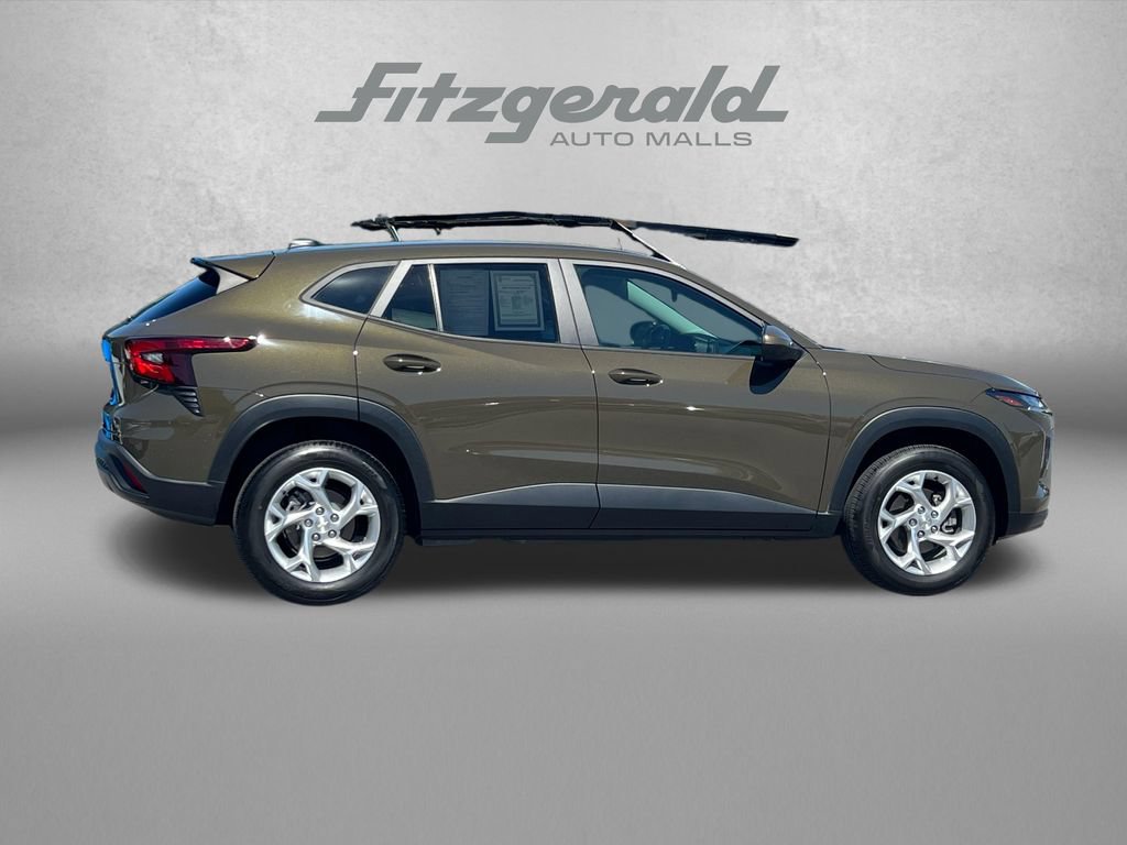 Used 2024 Chevrolet Trax LS w/ LS Convenience Package FWD image 3