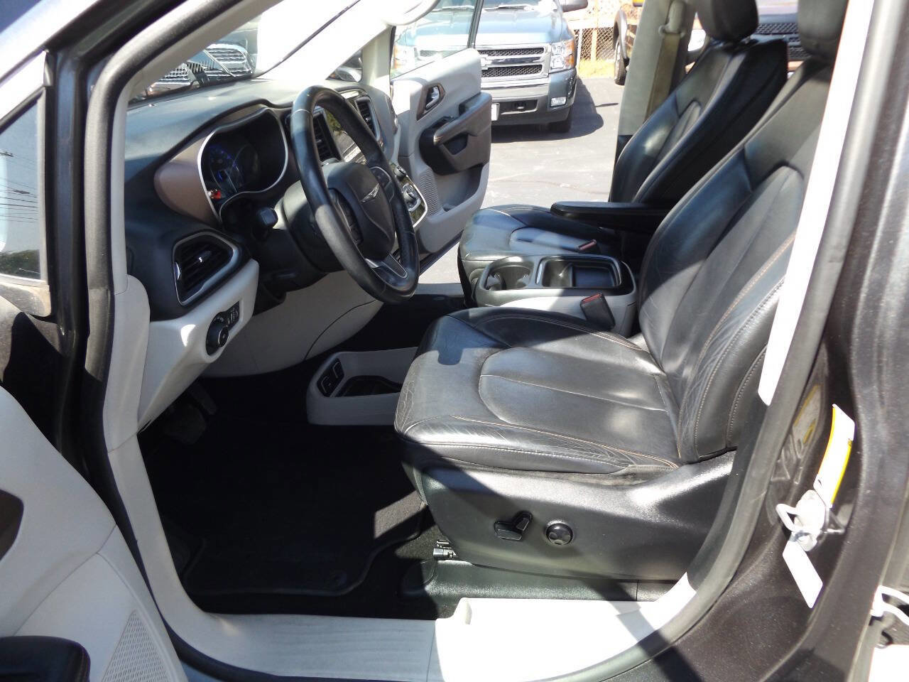 Used 2017 Chrysler Pacifica Touring-L image 12