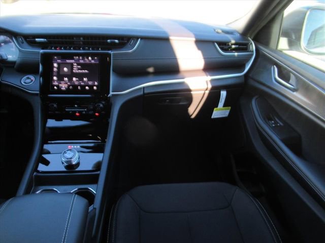 New 2025 Jeep Grand Cherokee Laredo image 13
