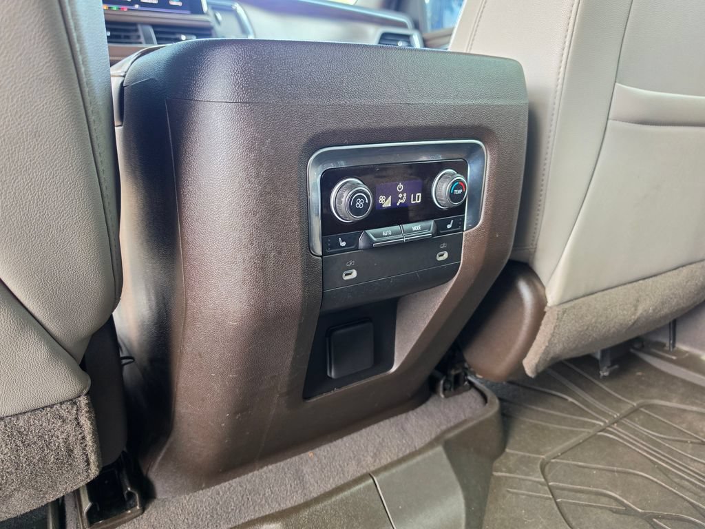 Used 2021 Chevrolet Tahoe Z71 w/ Luxury Package AWD/4WD image 37