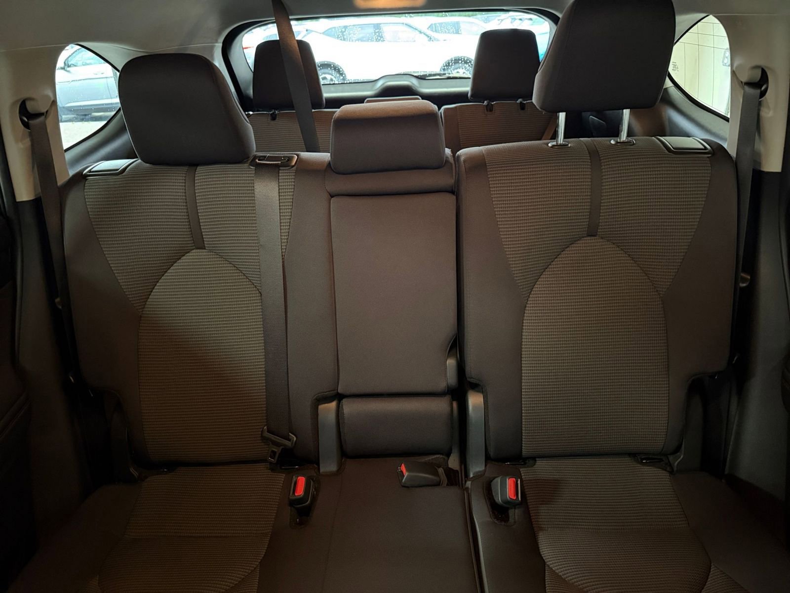 Used 2025 Toyota Highlander LE image 39