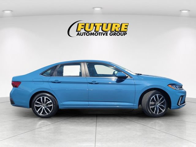Used 2025 Volkswagen Jetta SE FWD image 3