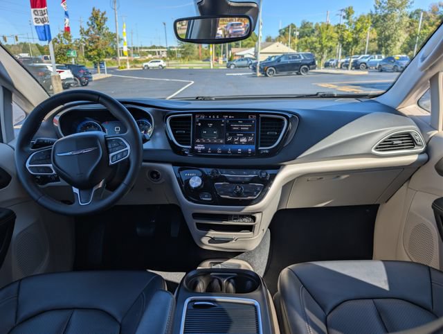 Used 2024 Chrysler Pacifica Touring-L FWD image 11