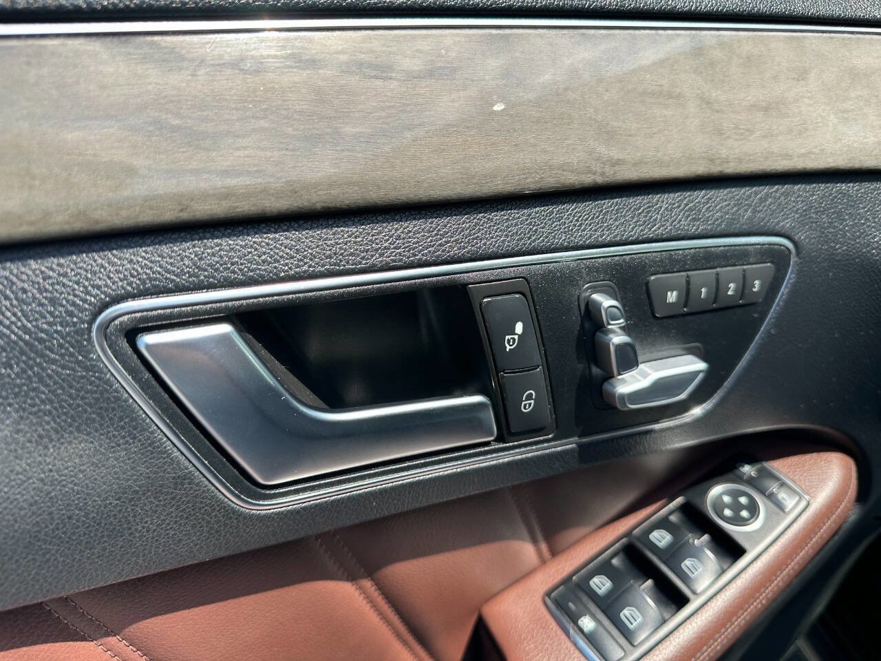 Used 2014 Mercedes-Benz E 550 4MATIC Sedan image 17