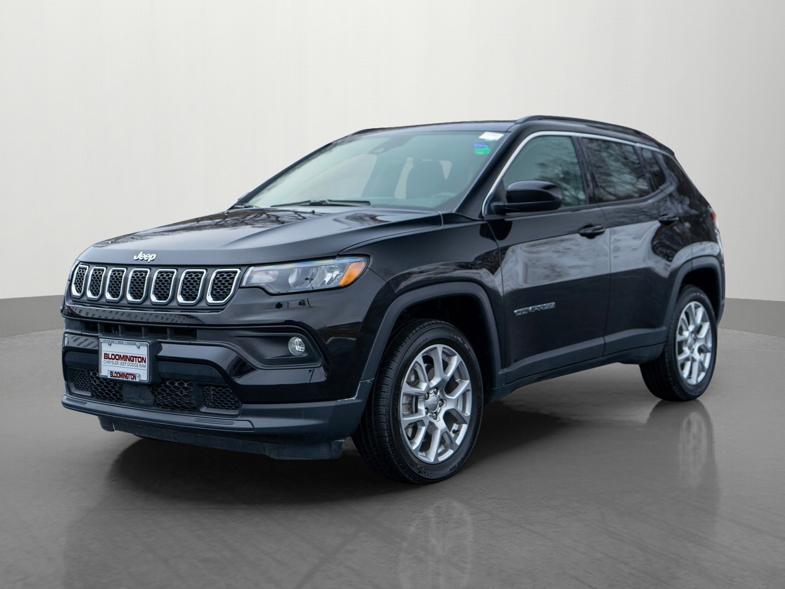 Used 2023 Jeep Compass Latitude image 3