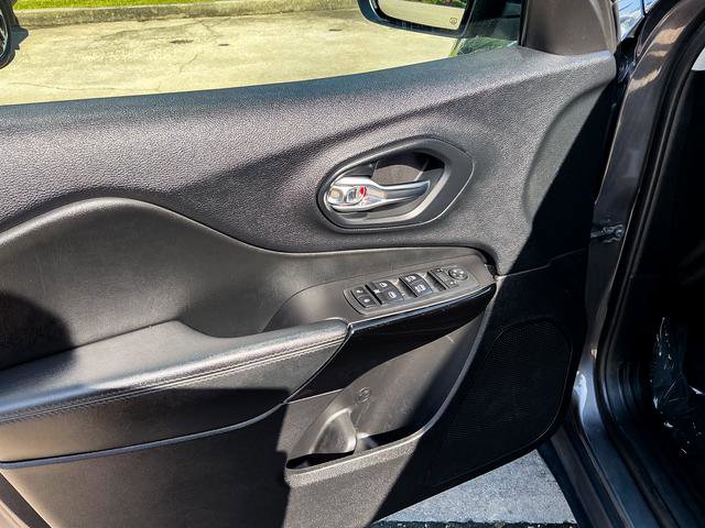 Used 2020 Jeep Cherokee Latitude Plus FWD image 28