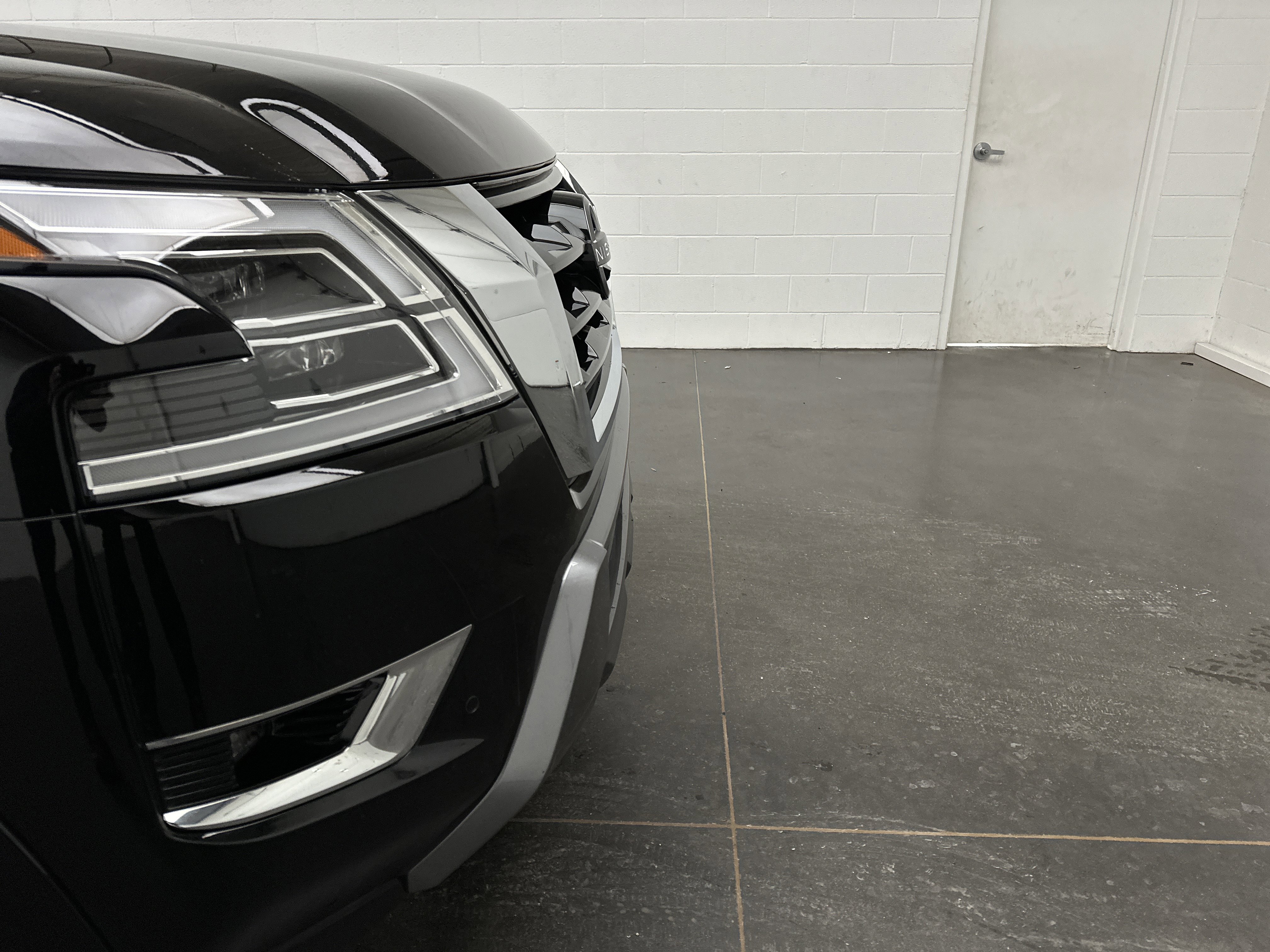 Used 2023 Nissan Armada Platinum image 2