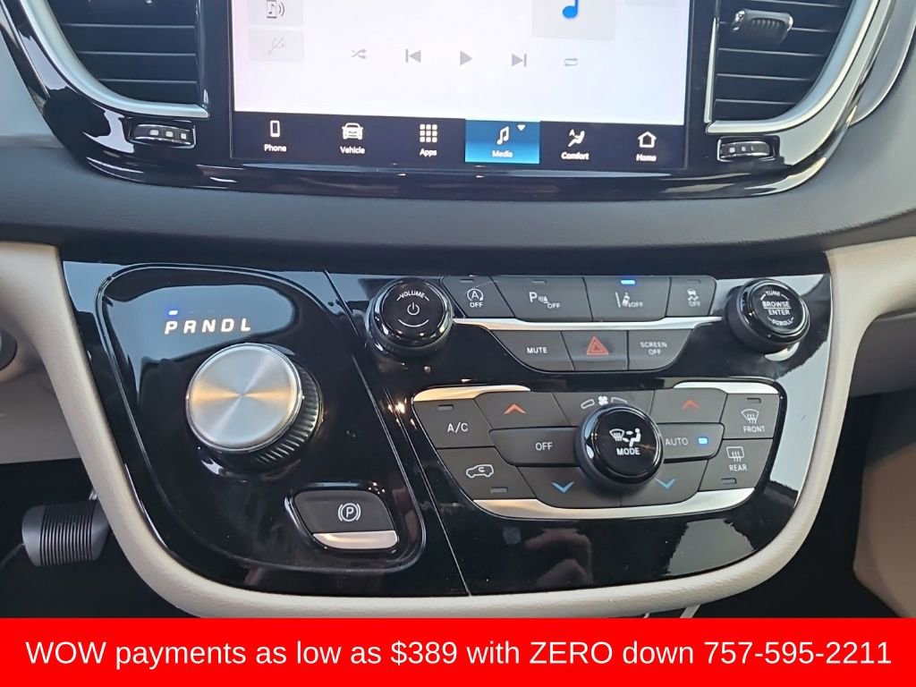 Used 2023 Chrysler Pacifica Touring-L image 11