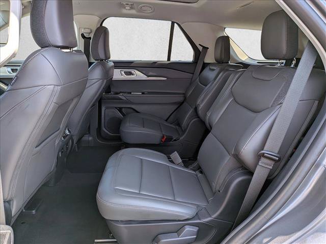 Used 2025 Ford Explorer Active AWD/4WD image 18