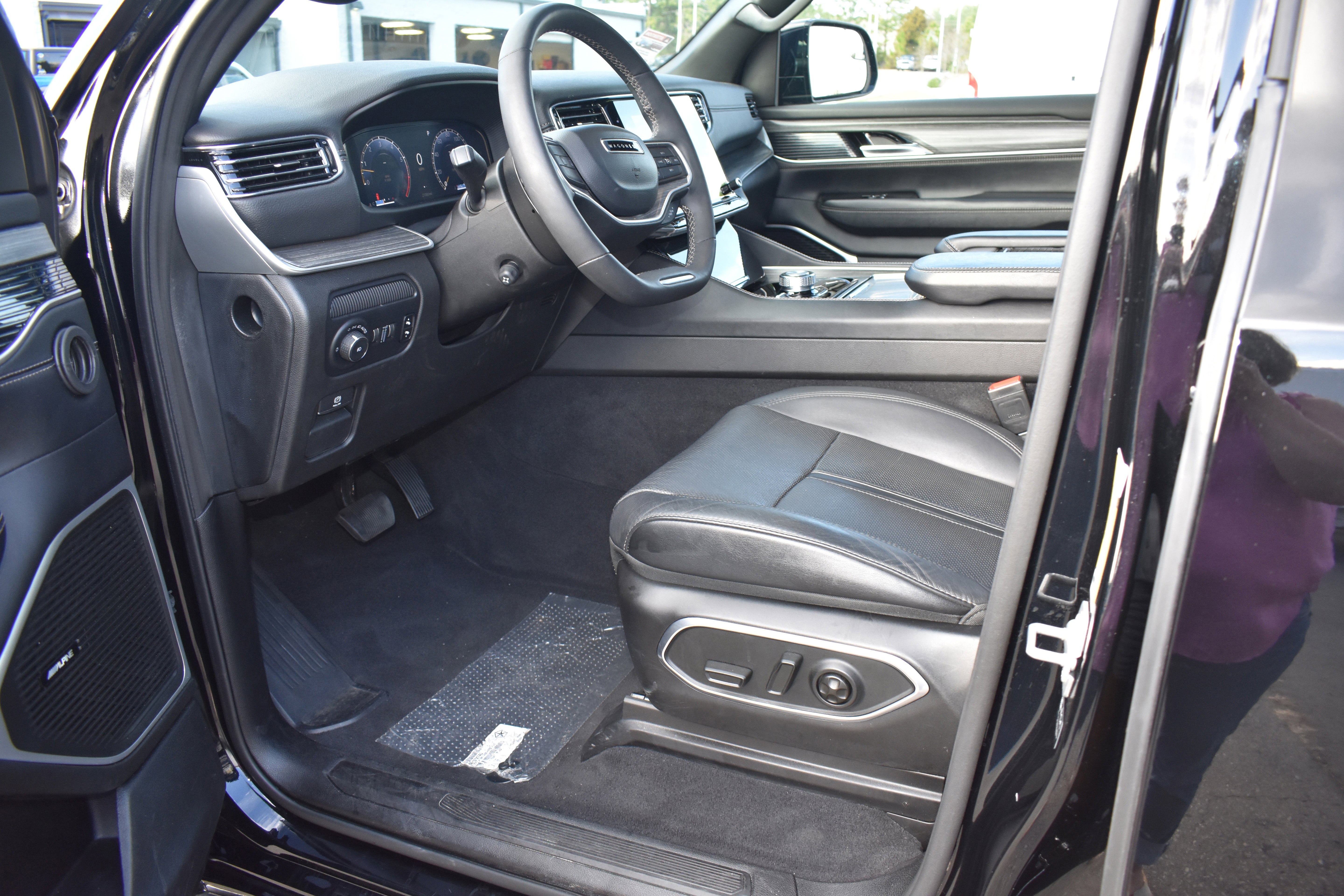 Used 2024 Jeep Wagoneer L Series II w/ Premium Group I image 28