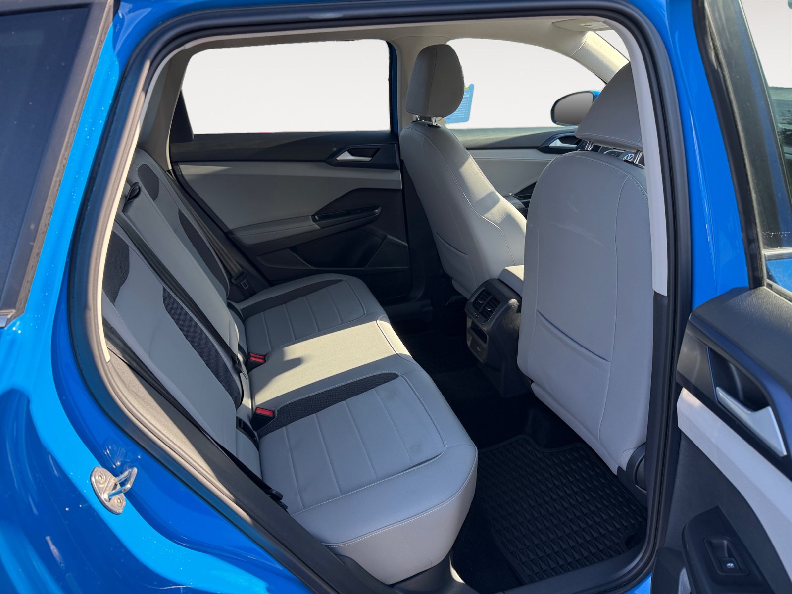 Used 2024 Volkswagen Taos SE w/ Panoramic Sunroof Package FWD image 18