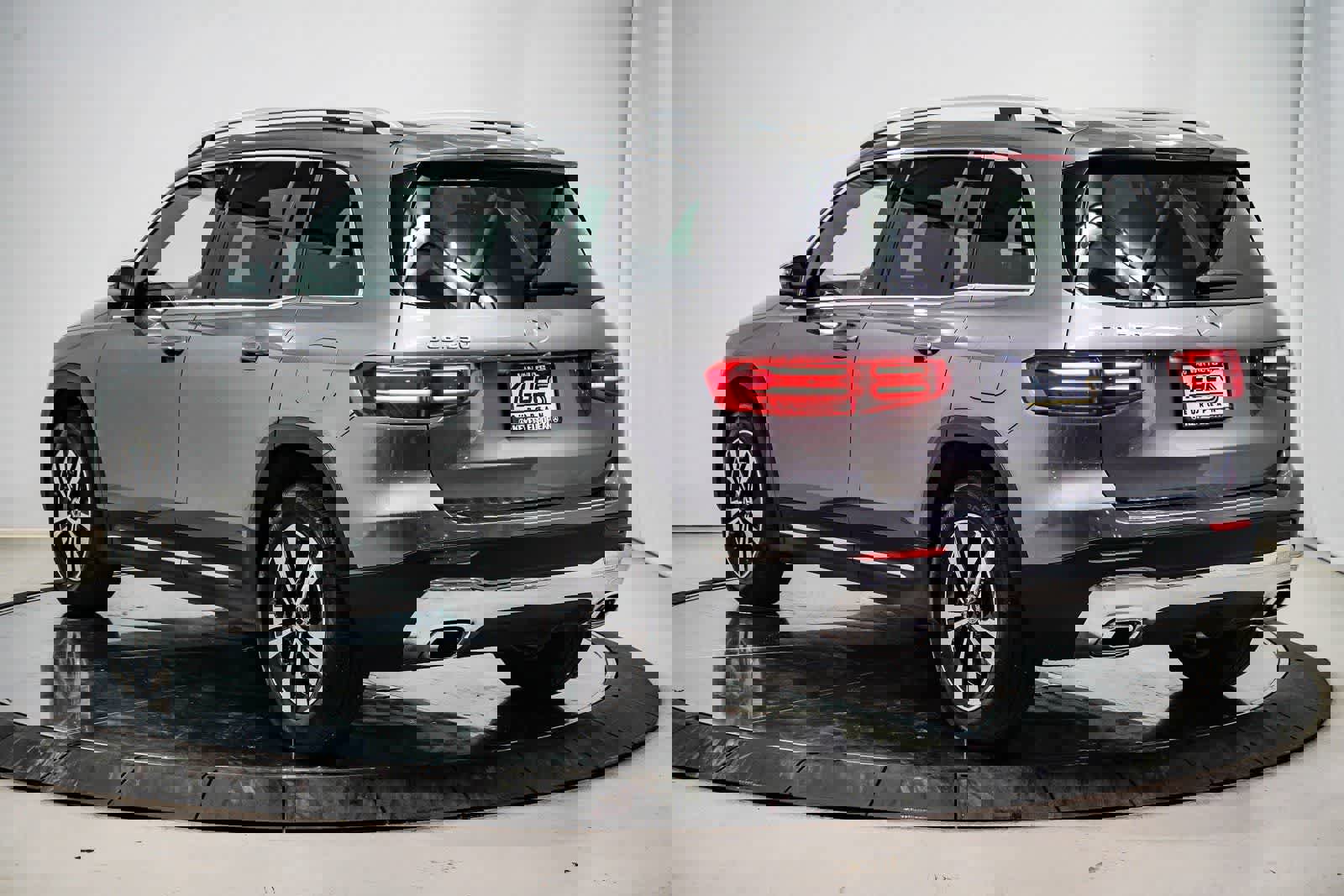 Used 2026 Mercedes-Benz GLB 250 image 2