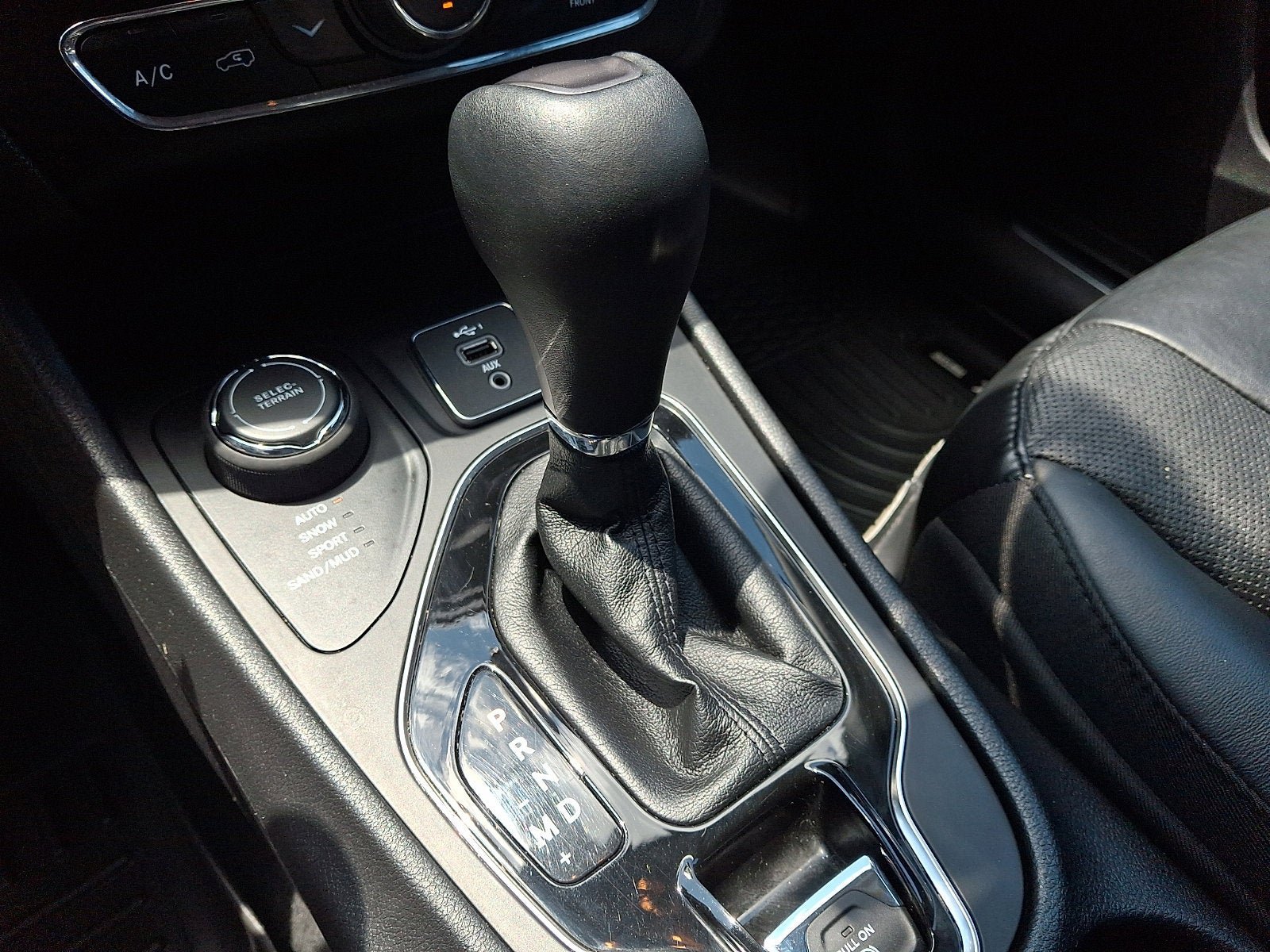 Used 2020 Jeep Cherokee Limited w/ Luxury Group AWD/4WD image 14
