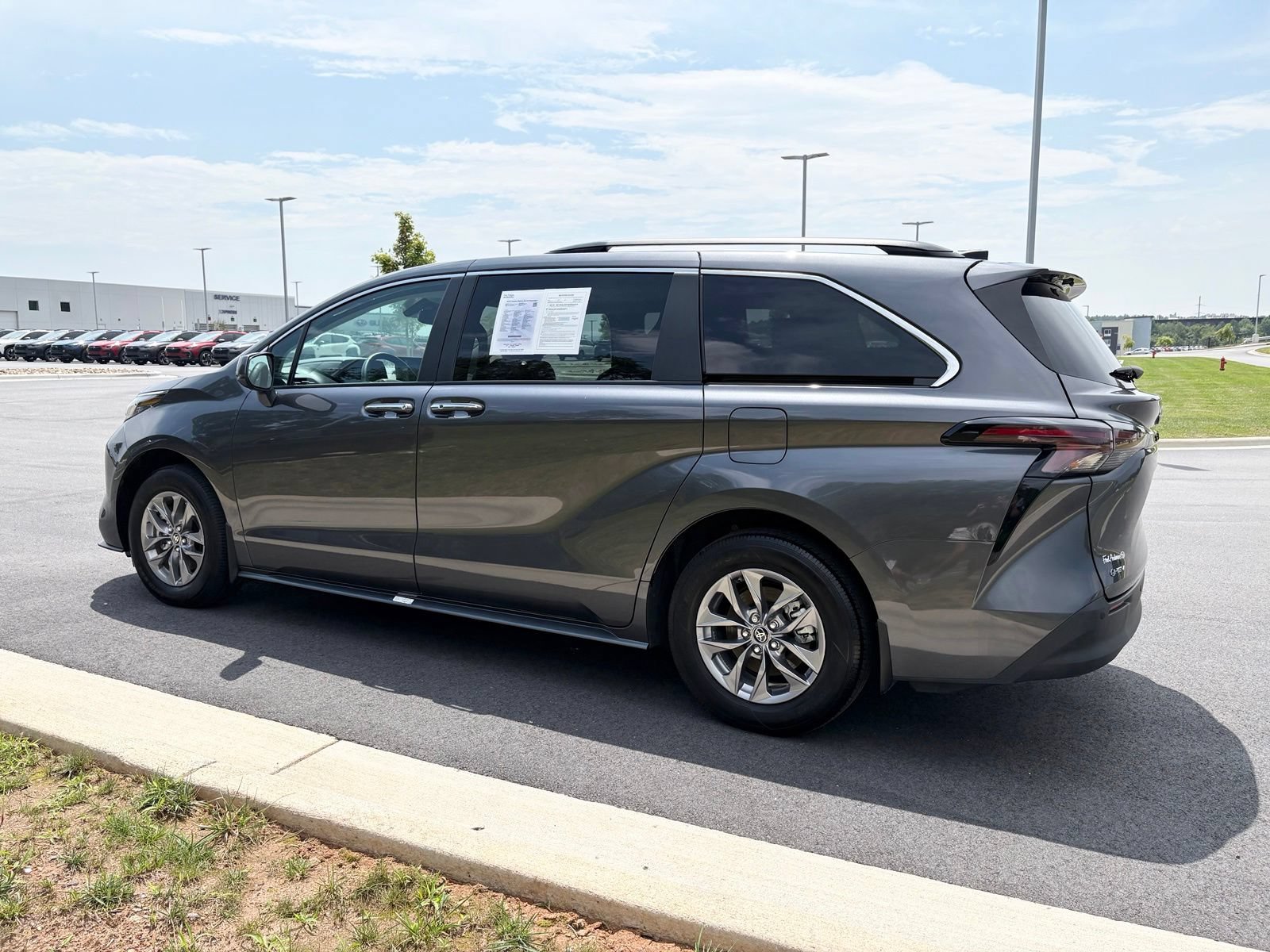 Used 2025 Toyota Sienna XLE FWD image 5