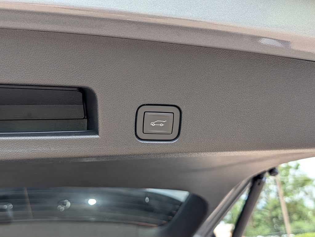New 2026 Chevrolet Traverse RS w/ LPO, Floor Liner Package FWD image 32