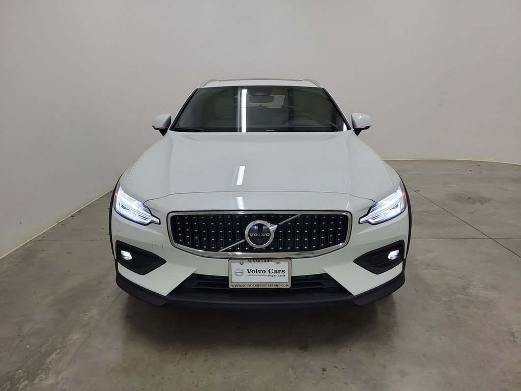 New 2026 Volvo V60 B5 Cross Country Ultra w/ Protection Package Premier image 2