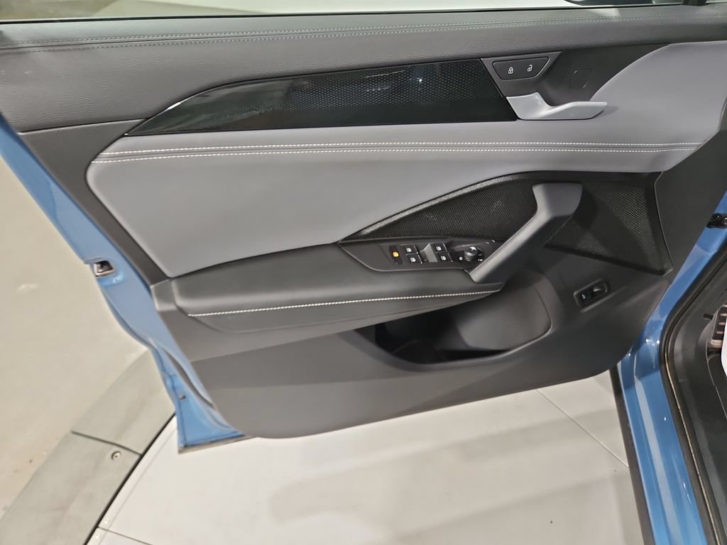 Certified 2025 Volkswagen Tiguan SE R-Line AWD/4WD image 12