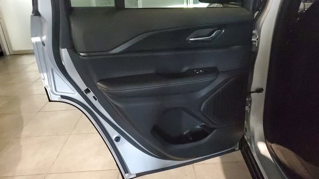 Used 2025 Jeep Grand Cherokee Laredo X image 16