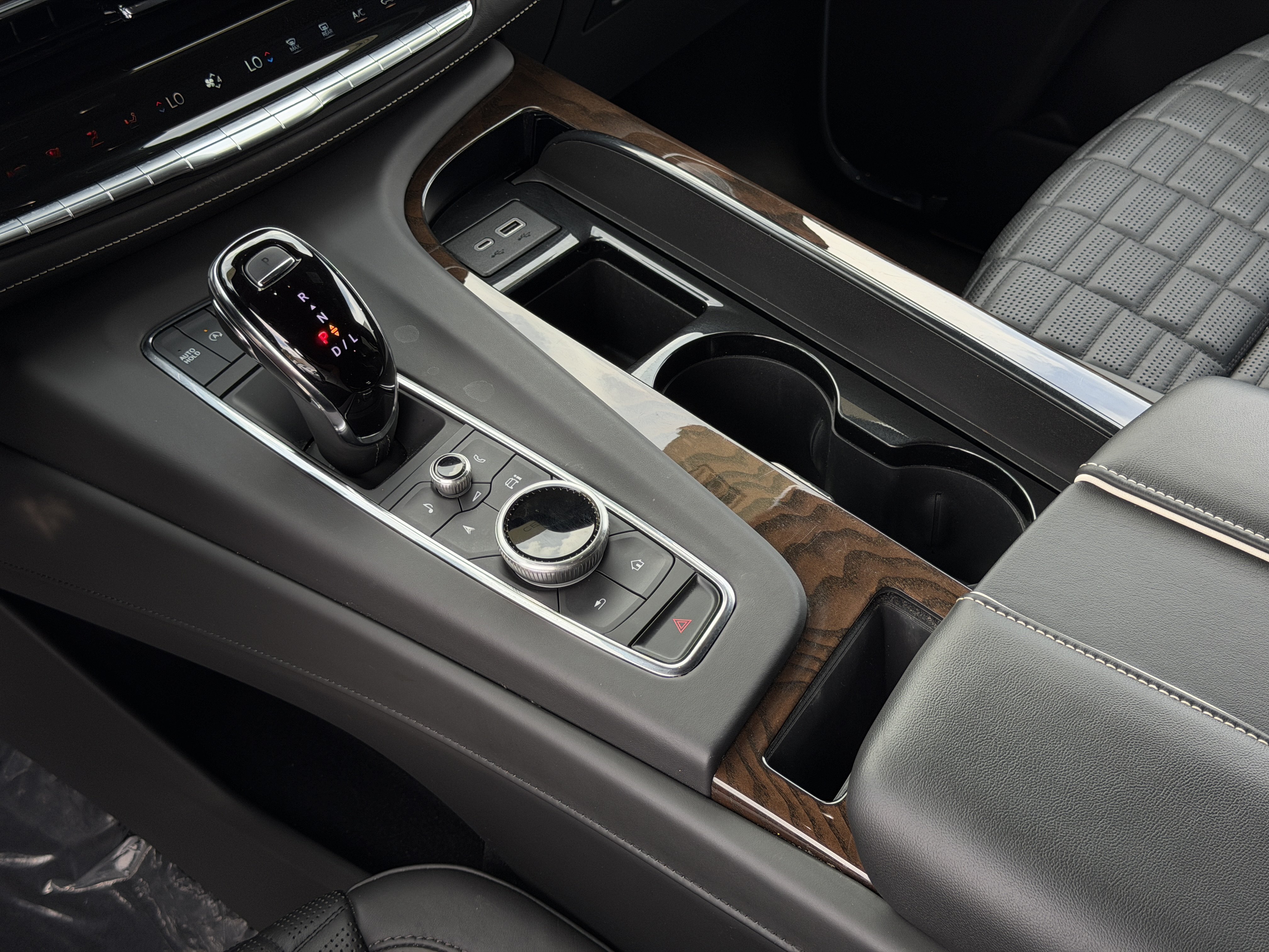 Certified 2024 Cadillac Escalade ESV Premium Luxury Platinum w/ LPO, Floor Liner Package AWD/4WD image 31