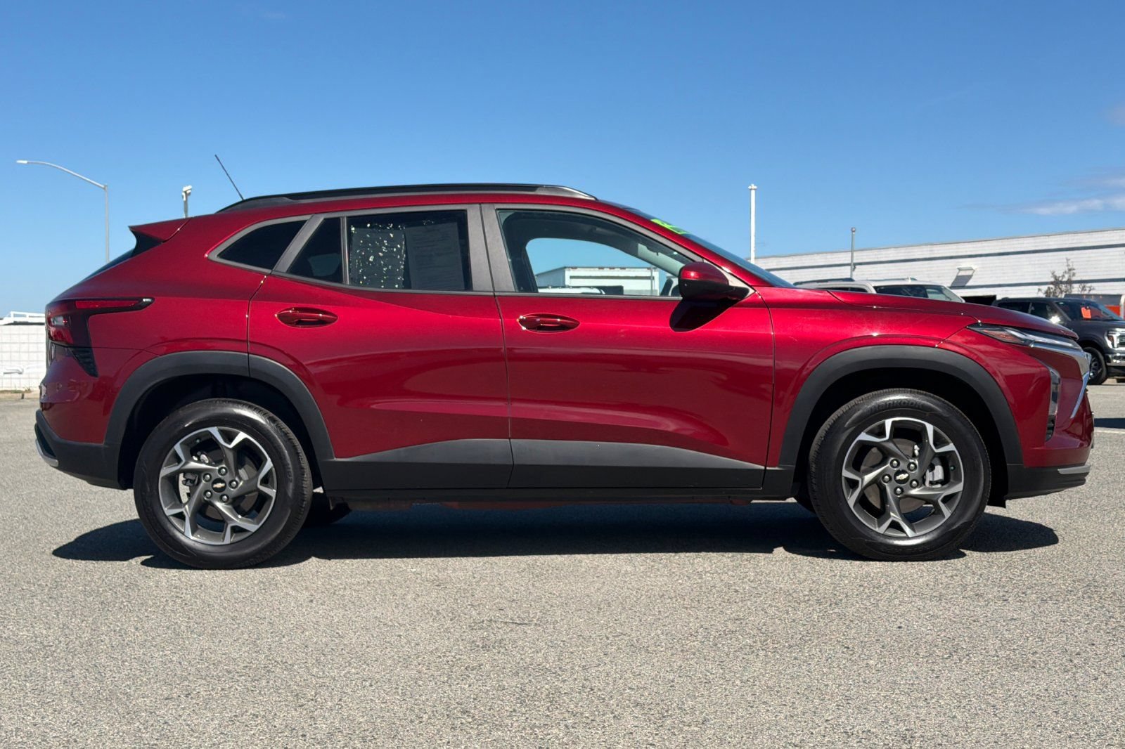 Used 2025 Chevrolet Trax LT w/ Driver Confidence Package FWD image 3