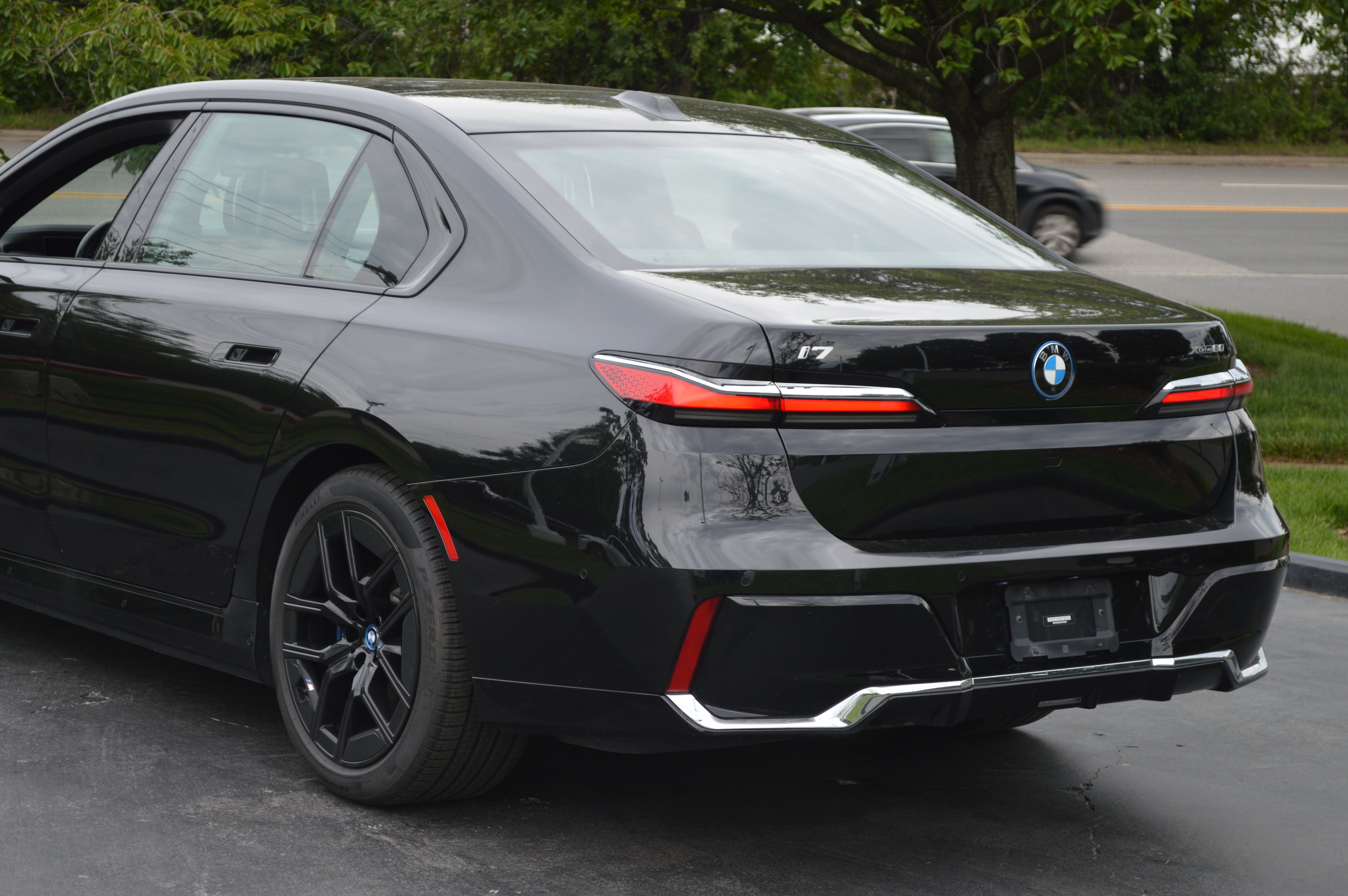 Certified 2023 BMW i7 xDrive60 w/ Executive Package 2 AWD/4WD image 3