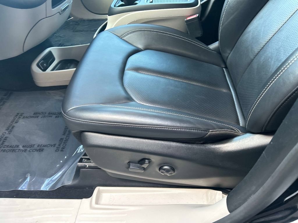 Used 2024 Chrysler Pacifica Touring-L image 19
