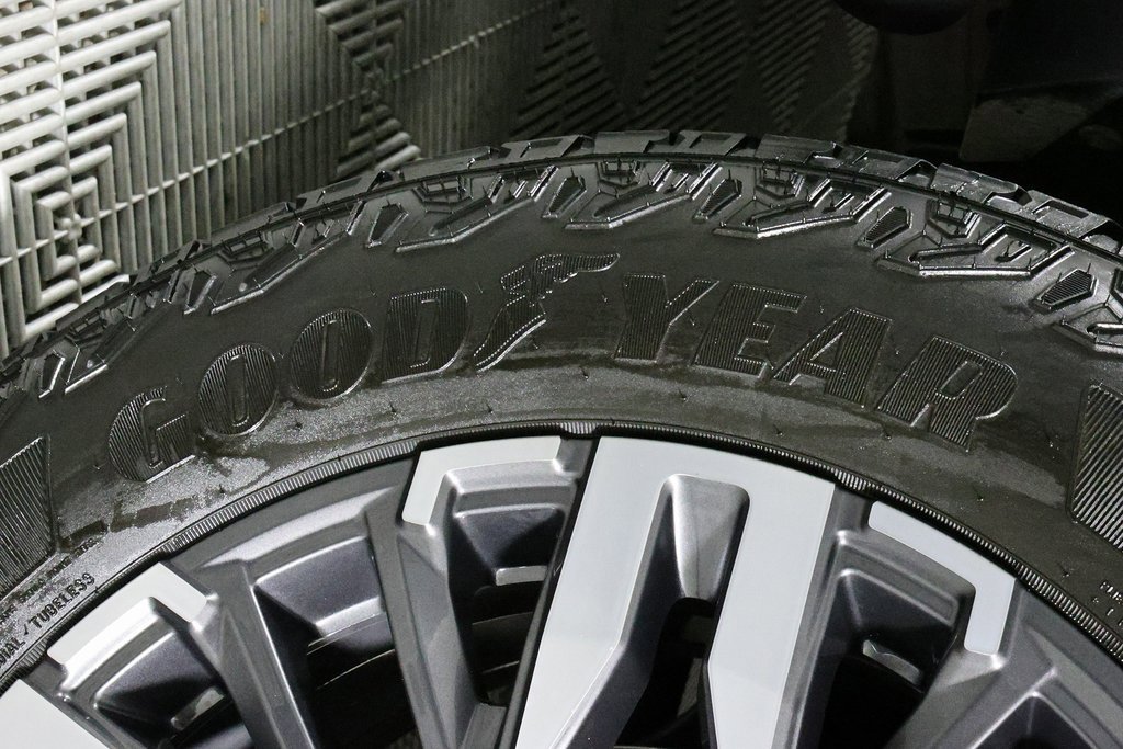 Used 2025 Chevrolet Suburban Z71 w/ Comfort Package image 51