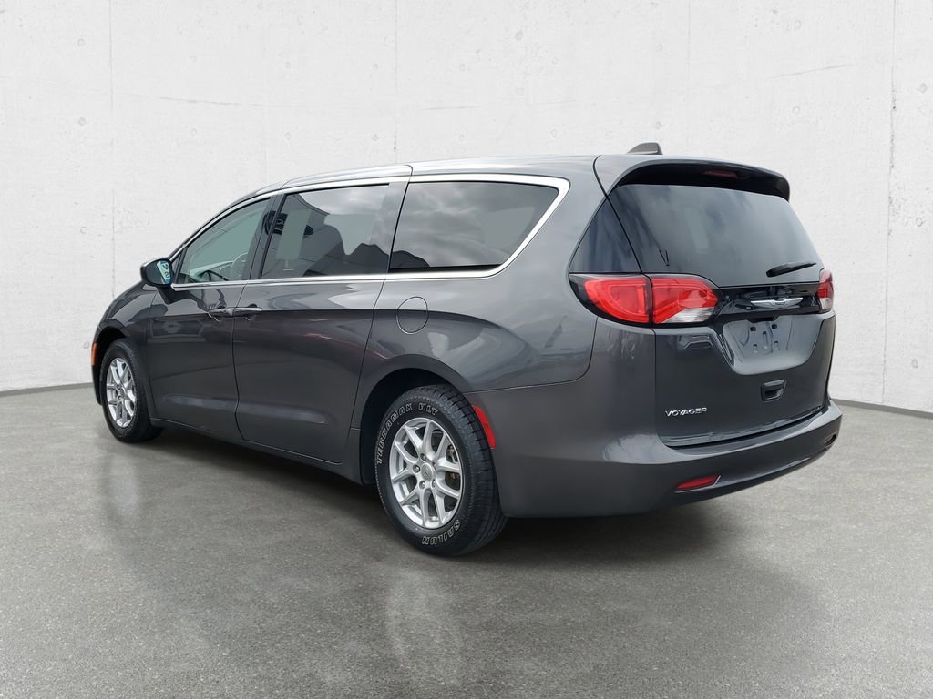 Used 2023 Chrysler Voyager LX image 5