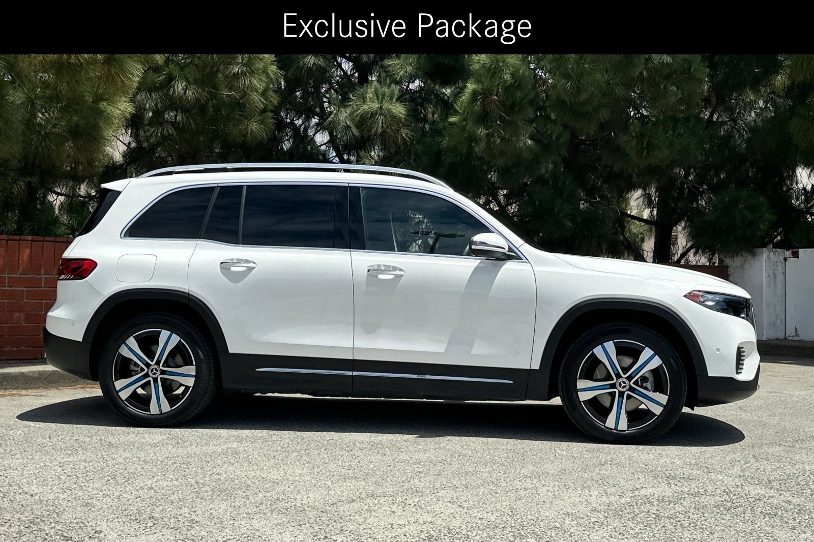 Used 2023 Mercedes-Benz EQB 300 4MATIC w/ Exclusive Package image 3