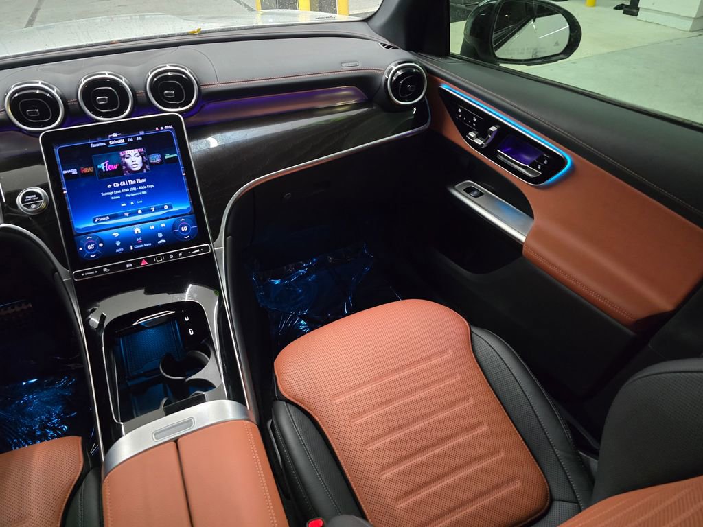 Used 2025 Mercedes-Benz GLC 300 4MATIC w/ AMG Line image 36