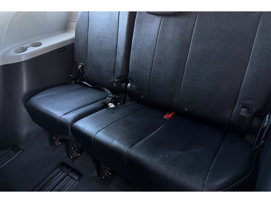 Used 2020 Toyota Sienna SE w/ SE Preferred Package image 17