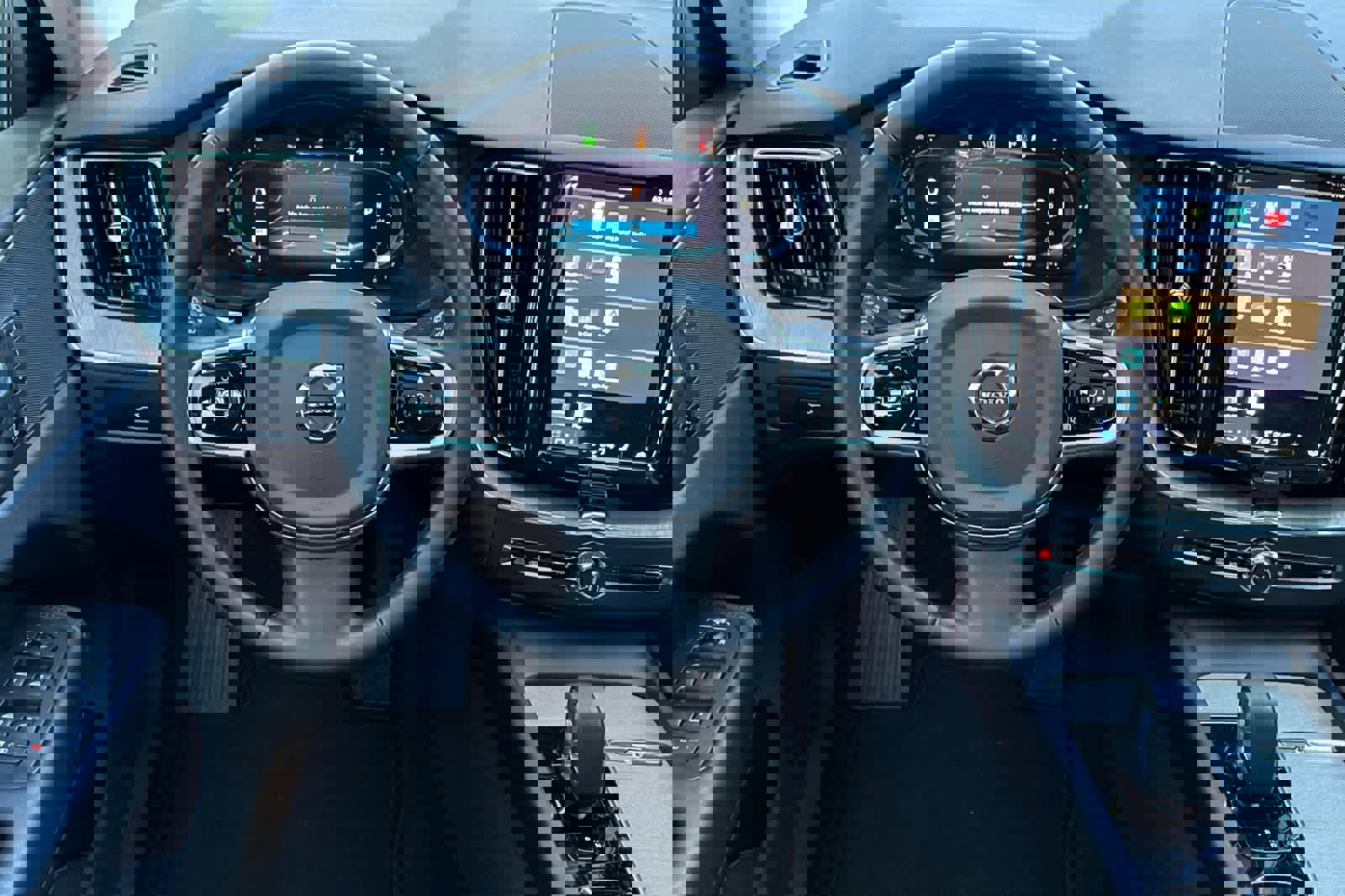 Used 2025 Volvo XC60 B5 Plus image 15