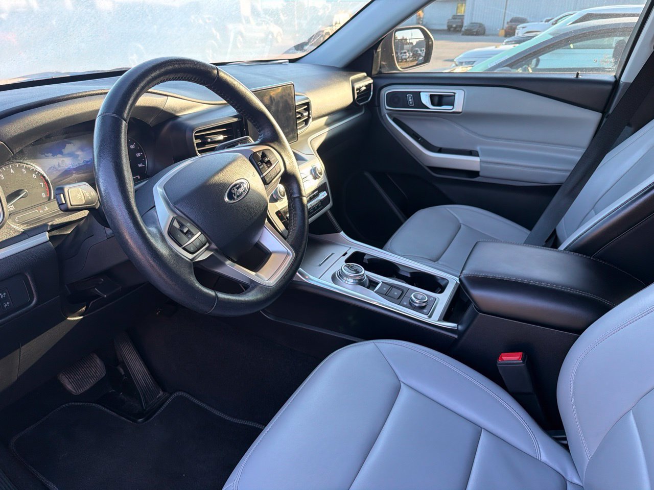 Used 2021 Ford Explorer XLT w/ Equipment Group 202A AWD/4WD image 19