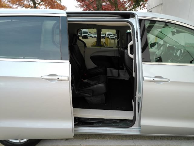 Used 2024 Chrysler Pacifica Touring-L FWD image 24