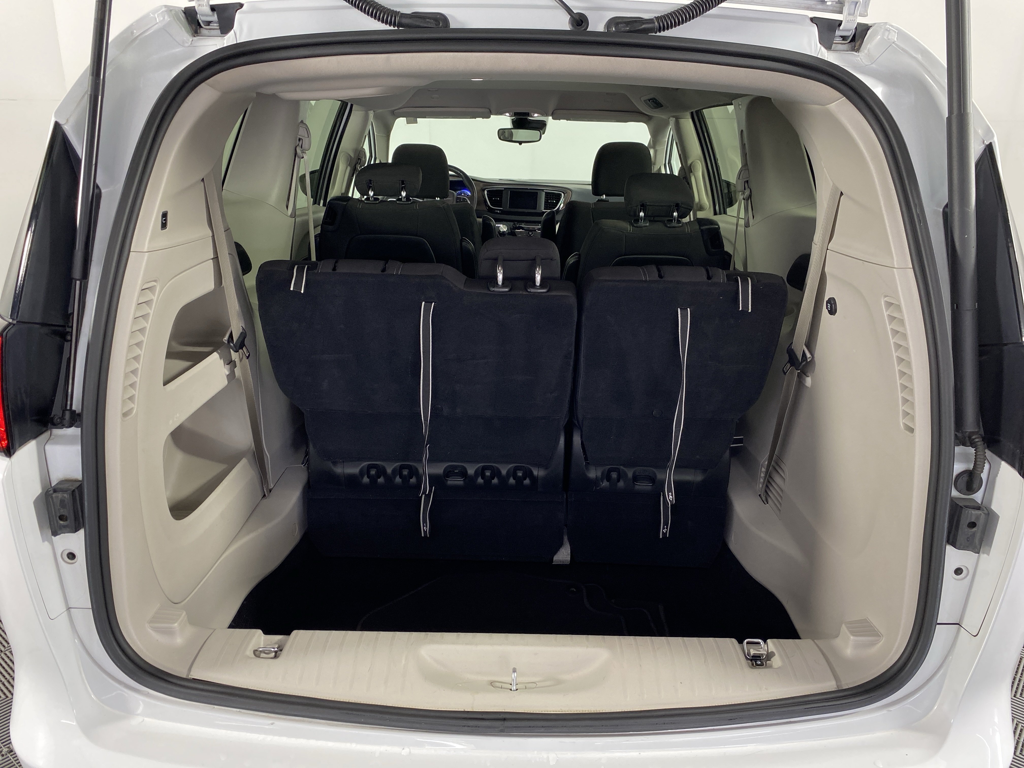Used 2023 Chrysler Voyager LX FWD image 33