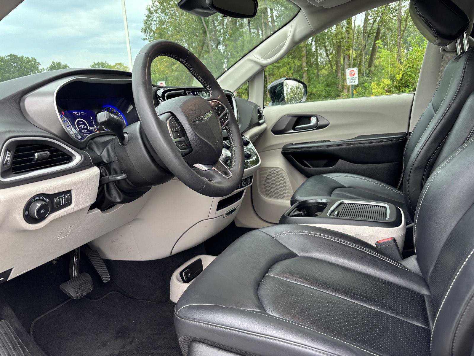 Used 2024 Chrysler Pacifica Touring-L FWD image 16