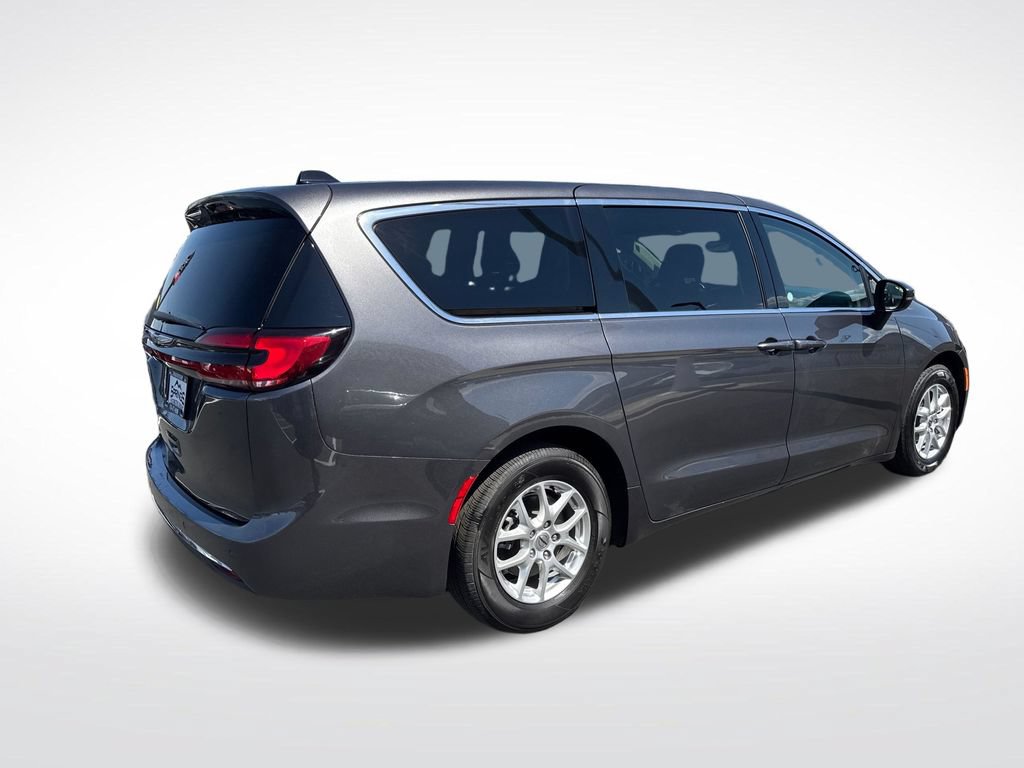 Used 2023 Chrysler Pacifica Touring-L FWD image 5