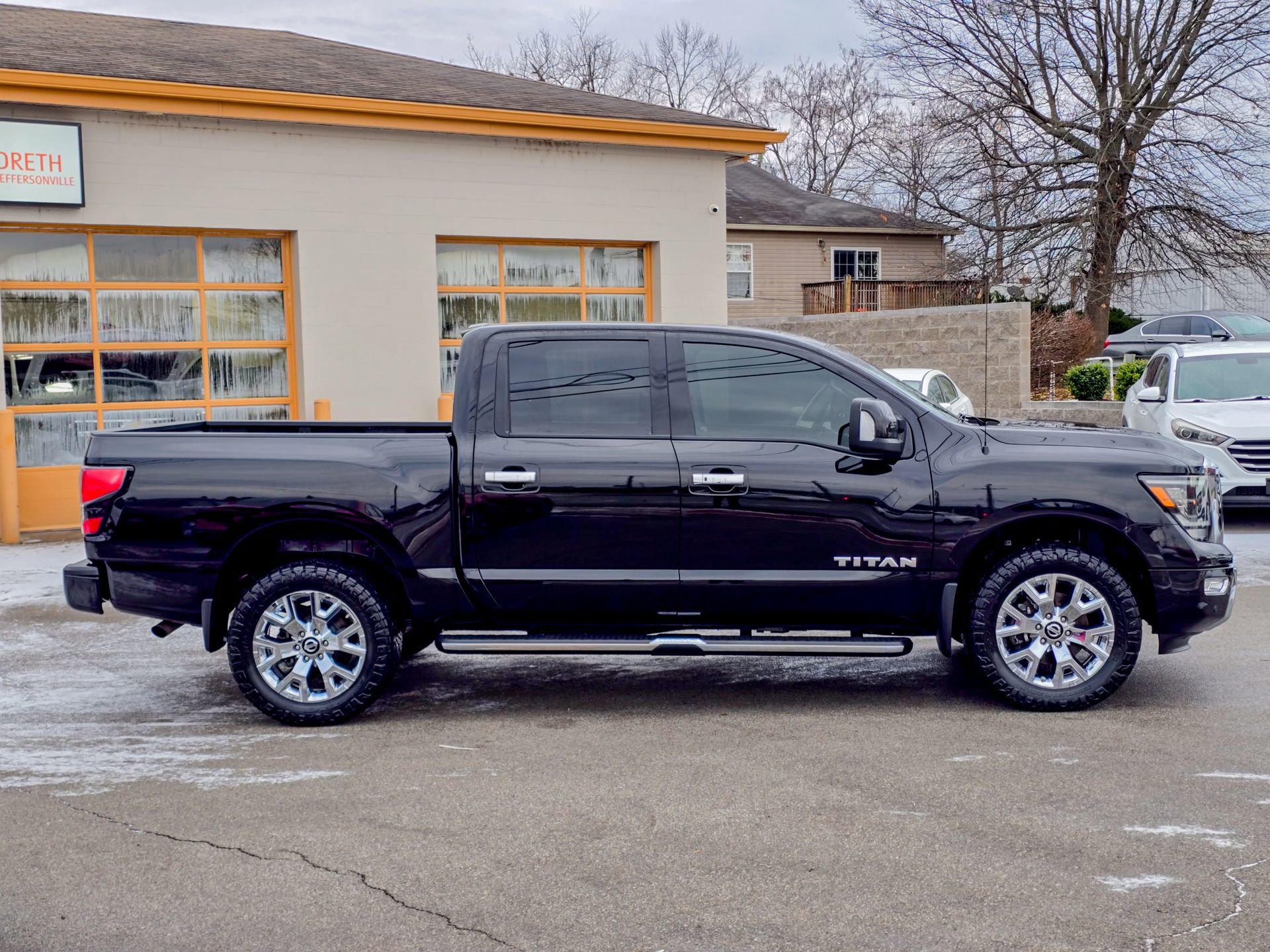 Used 2021 Nissan Titan SL w/ Moonroof Package image 24