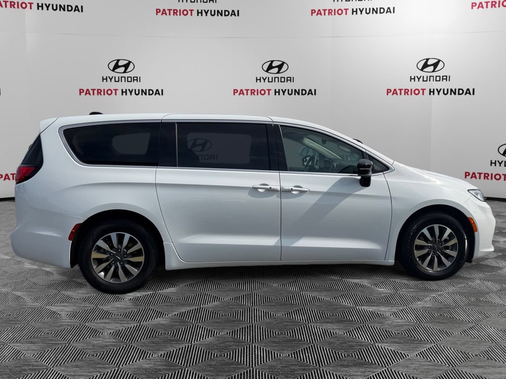 Used 2024 Chrysler Pacifica Limited FWD image 2