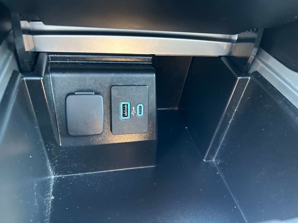 Used 2022 Ford Explorer XLT w/ Equipment Group 202A image 32