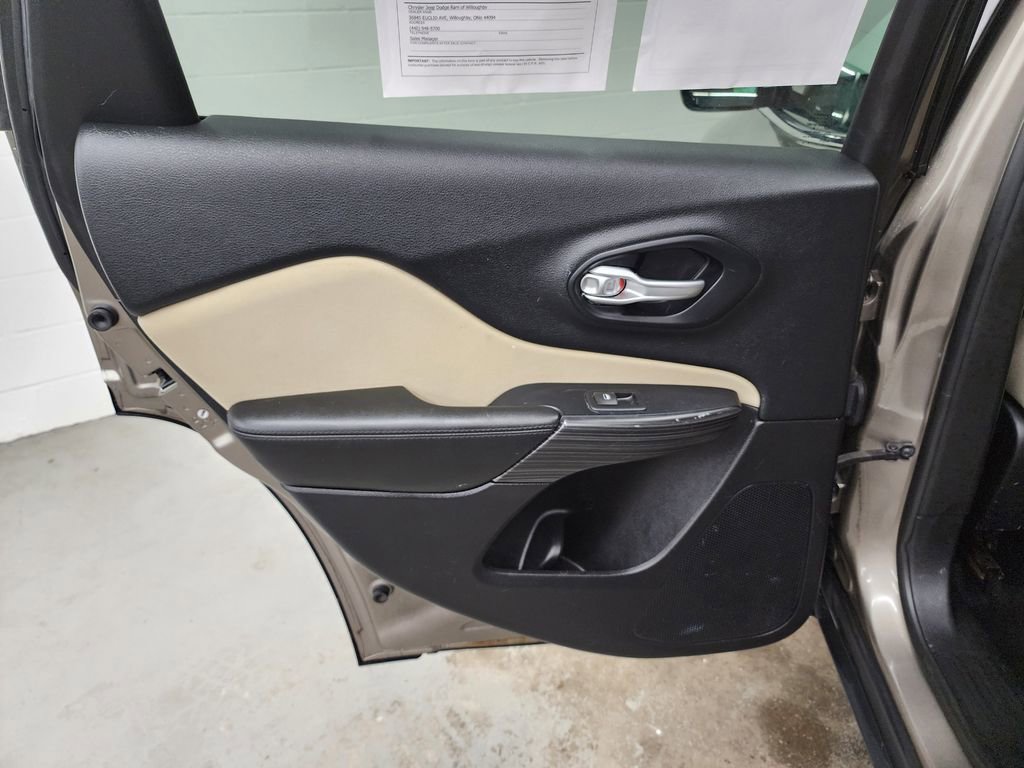 Used 2016 Jeep Cherokee Latitude w/ Safety/Convenience Group FWD image 22