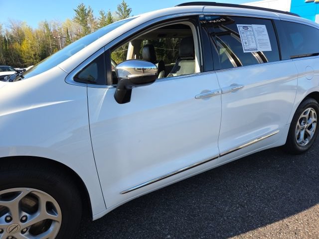 Used 2023 Chrysler Pacifica Limited FWD image 35