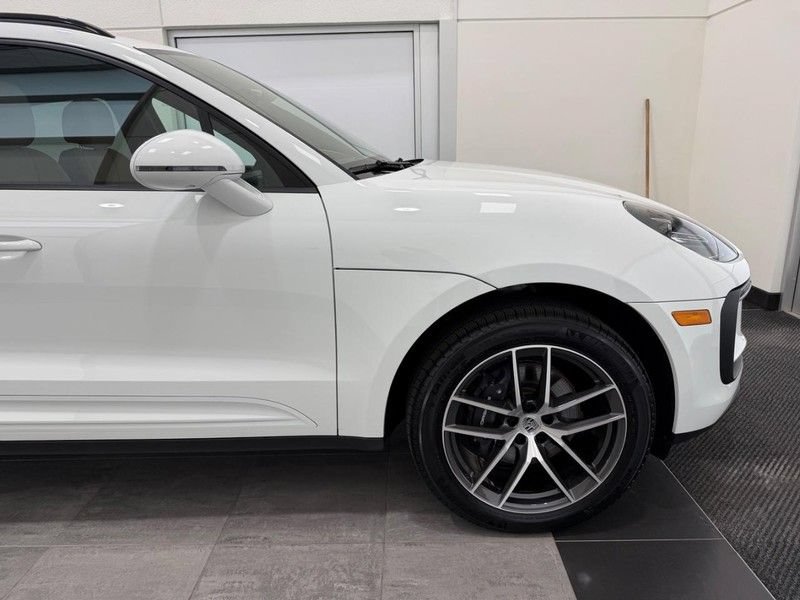Certified 2025 Porsche Macan AWD/4WD image 10