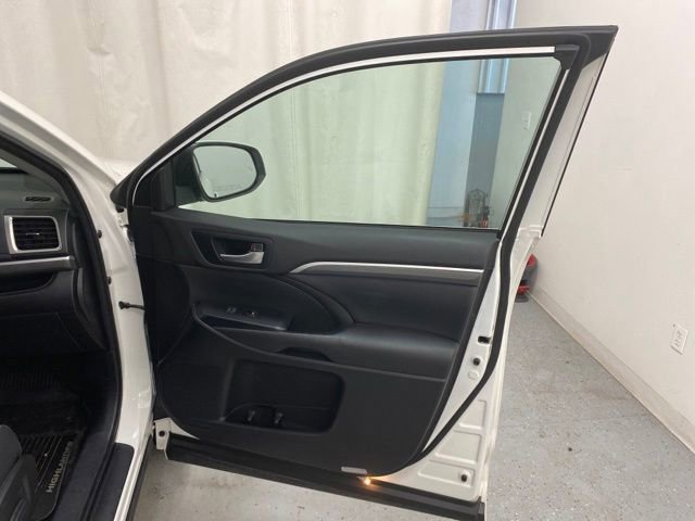 Used 2018 Toyota Highlander SE image 34