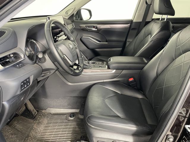 Used 2022 Toyota Highlander Platinum AWD/4WD image 2