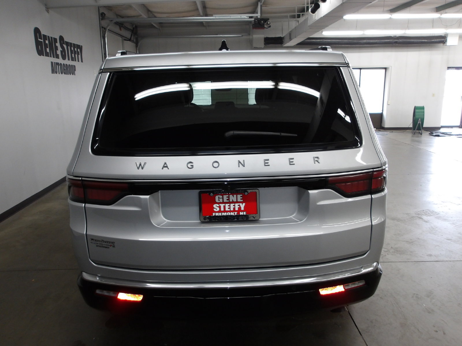 Used 2025 Jeep Wagoneer 4WD image 7