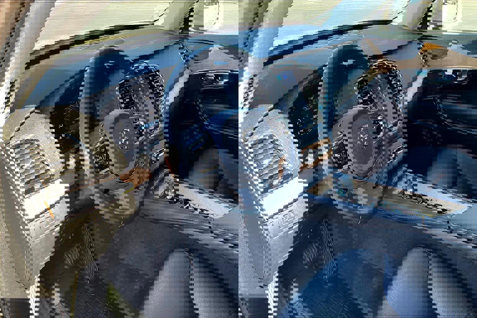 Used 2023 Volvo XC90 T8 Plus w/ Protection Package image 17