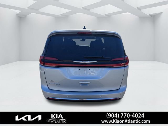 Used 2024 Chrysler Pacifica Touring-L image 4